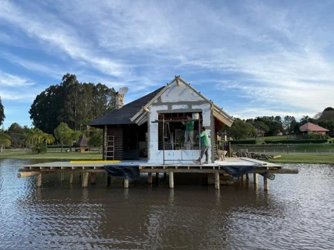 Obra junto ao lago em etapa de fechamento externo
