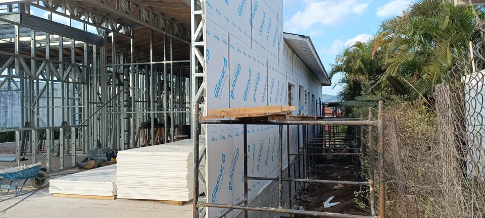 Detalhe da estrutura metálica e do fechamento externo de uma obra New Wall