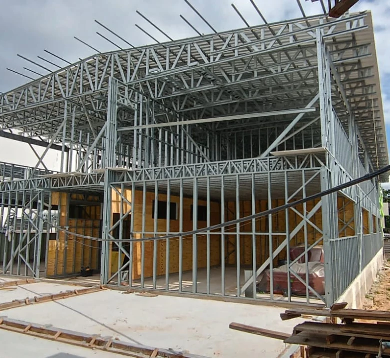 Estrutura em Steel Frame executada pela New Wall, com perfis e pavimentos montados